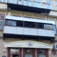 Історичну будівлю в центрі міста зіпсували пластиковим балконом (ФОТО)
